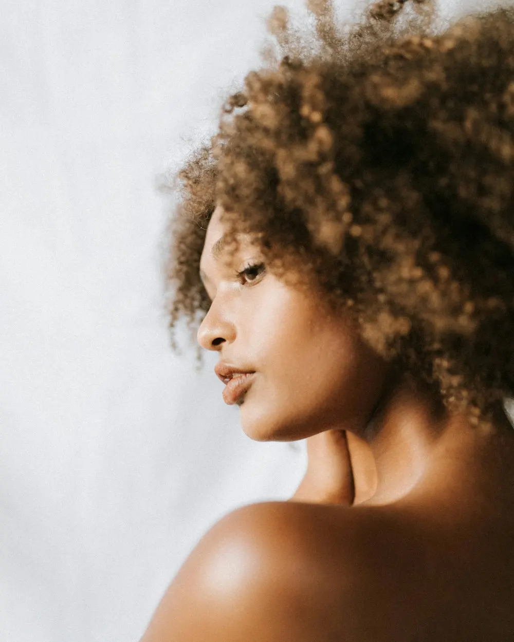 Natural curls in soft profile light